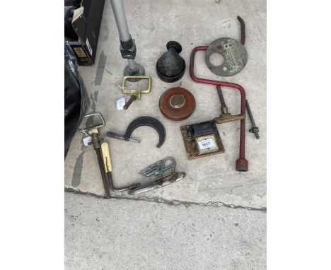 AN ASSORTMENT OF AUTOMOBILE INCLUDING 3 BRASS CAR DOOR HANDLES, AN AUSTIN MASCOT AND SUNDRY FITTING ETC 