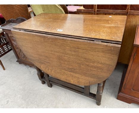 AN OAK GEORGIAN STYLE GATE LEG DINING TABLE 