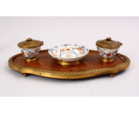 AN 18TH / 19TH CENTURY CHINESE IMARI PORCELAIN DISH AND CUPS - MOUNTED, the two cups and saucer dish mounted to a burr wood g