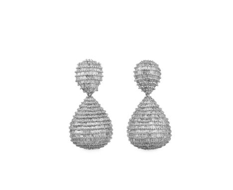 Pair of earrings in white gold set with diamonds, with certificate. 18 round diamonds and 1822 step cut diamonds. Size : 4 cm