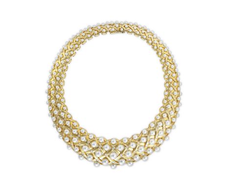 Exceptional Chanel Matelassee set including a ring, a pair of earrings and a necklace in yellow gold 18K (750) with white cul