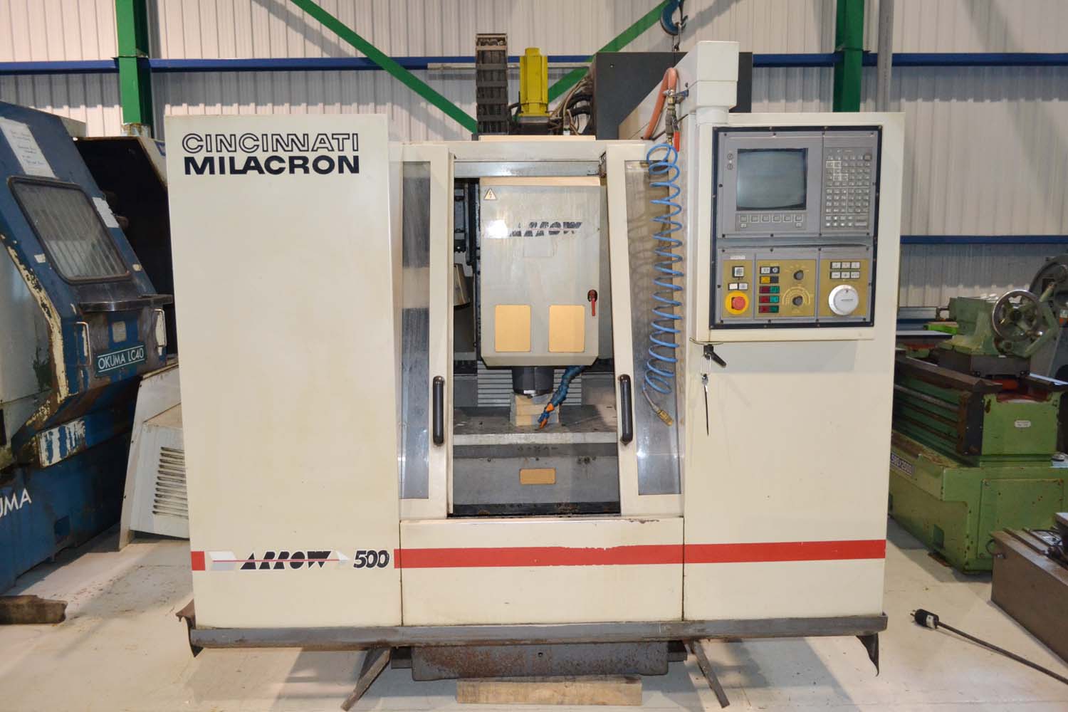 Lot 137 - CINCINNATI MILACRON CNC VERTICAL MACHINING CENTER MOD ARROW-500 ERE, TABLE