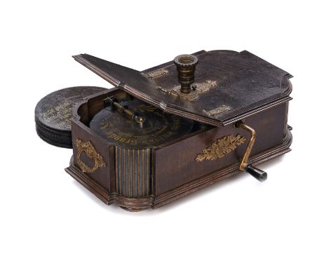 Weihnachtsbaumständer "Gloriosa", um 1900Hersteller: "Eckhard, Stuttgart". Mit Symphonion-Plattenspielwerk für 19,5cm-Platten
