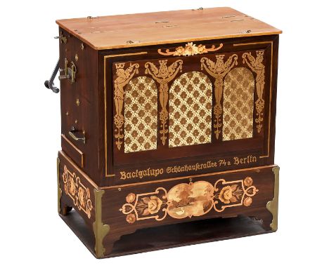 Trompeten-Walzendrehorgel "Bacigalupo", um 1920Trompeten-Orgel, bezeichnet: "Bacigalupo, Berlin, Schönhauserallee 74a". 35 To