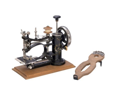 Französische Nähmaschine von Avrial, um 1894Antrieb über Fußpedal mit Schnur oder Druck von Hand, sehr schöner Originalzustan