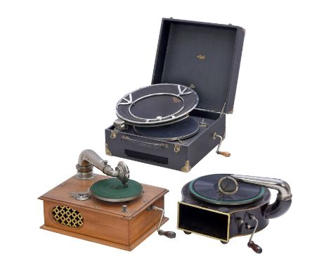 3 Grammophone1) Pathé-Diffusor-Grammophon, um 1925, abnehmbarer Diffusor-Lautsprecher mit Papiermembrane, für Seitenschrift-S