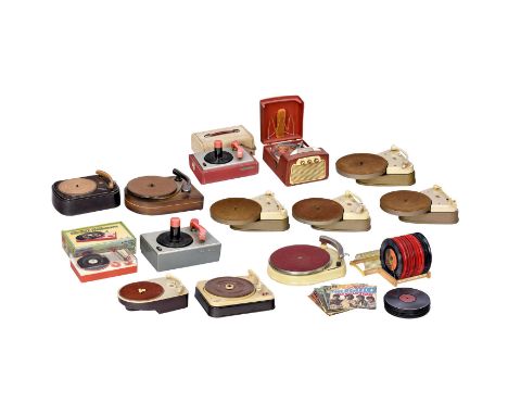 Sammlung Plattenspieler, 1940er bis 1960er Jahre1) Philips, für 33, 45 und 78 UpM, 220 Volt Wechselstrom, Bakelitgehäuse, ohn