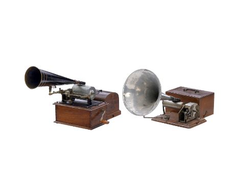 2 französische Phonographen, um 19041) Pathé Frères, Paris, für Konzertwalzen, Pathé-Schalldose mit Saphir, Nußbaumgehäuse mi