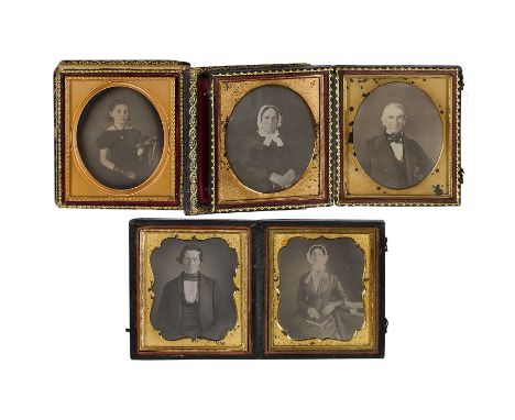 6 Daguerreotypien in Doppel-EtuisDie Daguerreotypien zeigen einen guten, sauberen Bildton. 1–2) Zwei gleiche Alben im Format 