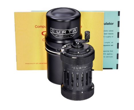 Frühe Miniaturrechenmaschine Curta Type 1, 1950Nr. 4616, Staffelwalzen, 4 Grundrechenarten, konstruiert von Curt Herzstark, 8
