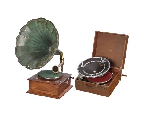 2 Pathé-GrammophonePathé, Paris. 1) Pathéphone-Trichtergrammophon, um 1910, für Tiefenschrift-Schallplatten, Eichengehäuse, P