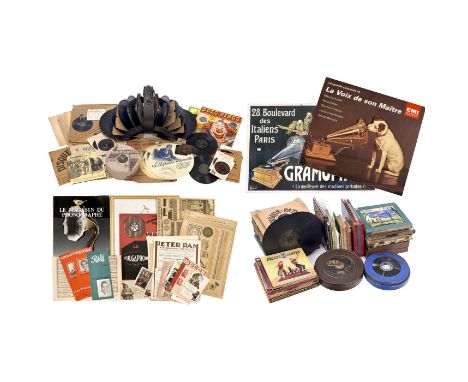Schallplatten, Bücher und Grammophon-Werbung1) Album mit 3 einseitig bespielten Gramophone Concert Records. – 2) 4 Alben mit 
