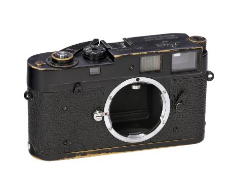 Leica M2 schwarz, um 1958Leitz, Wetzlar. Nr. 948954 schwarz, Version mit Rückspulknopf und ohne Selbstauslöser. Verschluß und