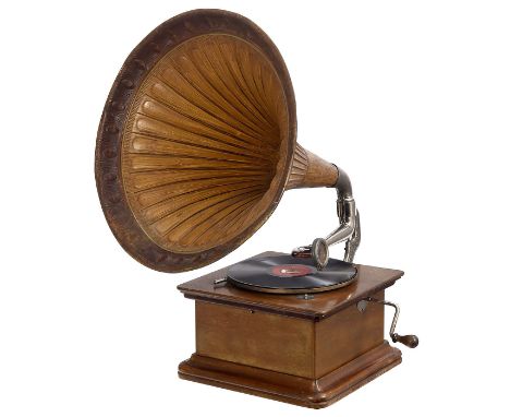 Trichtergrammophon, um 1915Vermutlich Polyphon, Deutschland, Nußbaumgehäuse, Polyphon-Expression-Glimmerschalldose (Made in G