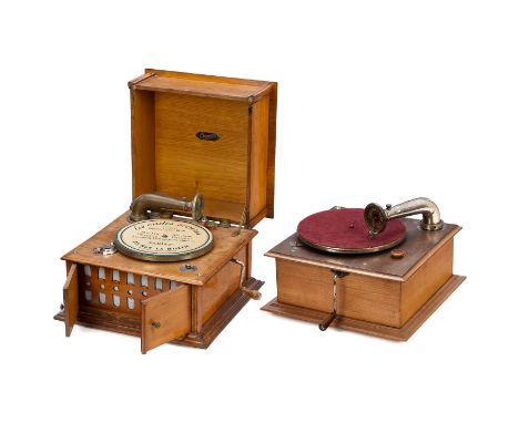 2 französische Grammophone für Tiefenschrift-Schallplatten1) Chocolat Ibled, um 1925, Nußbaumgehäuse, Plattenteller 25 cm Ø, 