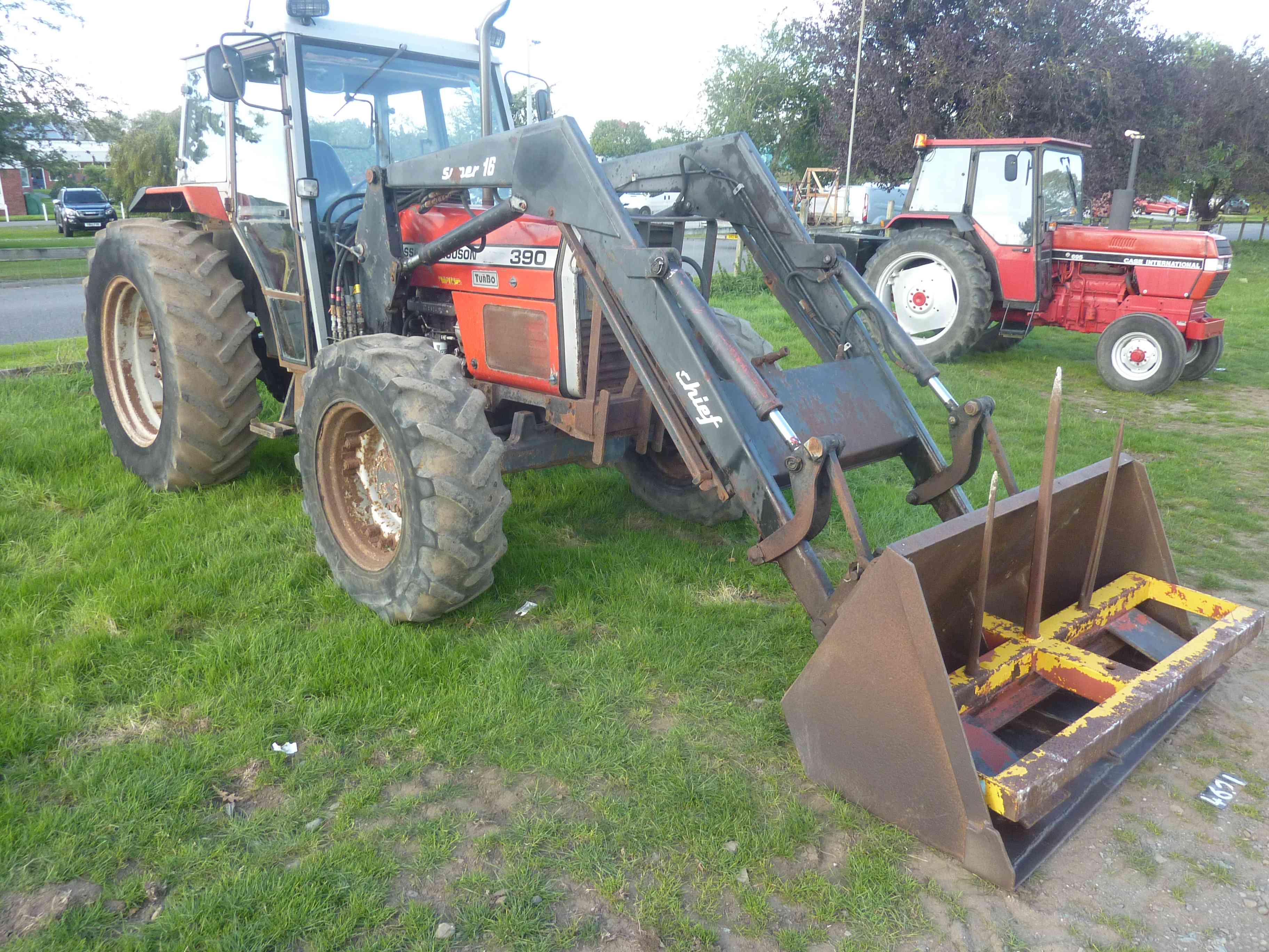 Lot 4621 - 4621 Massey Ferguson 390 tractor with Chief loader, bucket & fork,