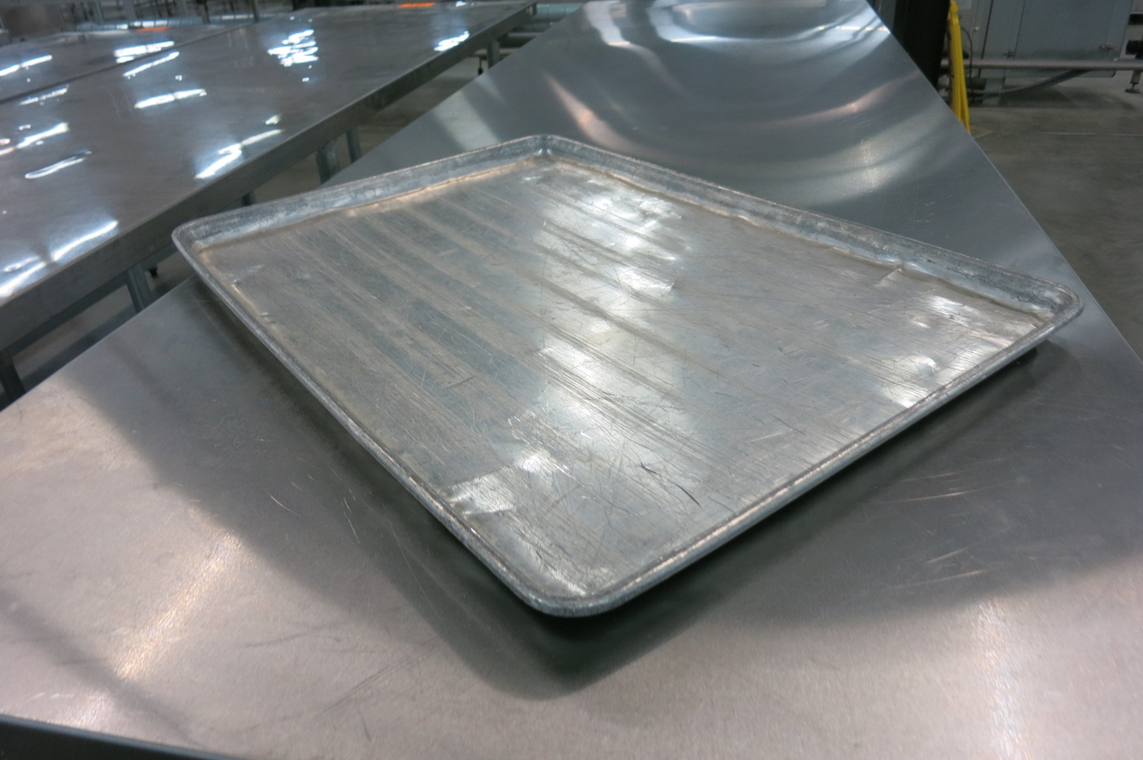 [Lot] Aluminum flat pans, 18" x 26" x 1", approx 500 pans. [Rigging Fee