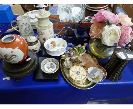 Mixed Lot: Pottery table lamp, ginger jar and covers, model flowers, glass swans etc