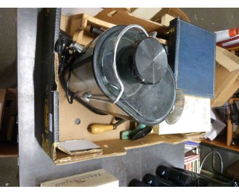 Mixed Lot: A juicer, vintage mincer, collectors plates and a cased fish service