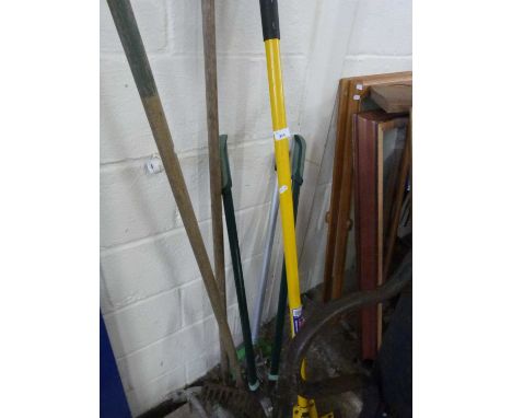 Quantity of assorted garden tools