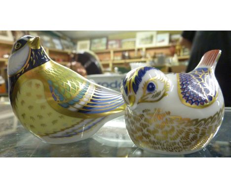 2 Royal Crown Derby gold button birds