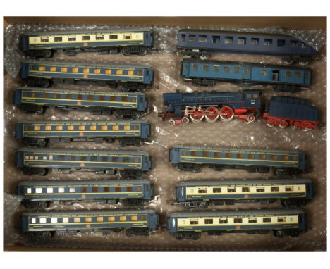Fleischmann Jouef HO Gauge group - Compagnie Internationale Coaches and repainted locomotive. Conditions: Fair to Good.