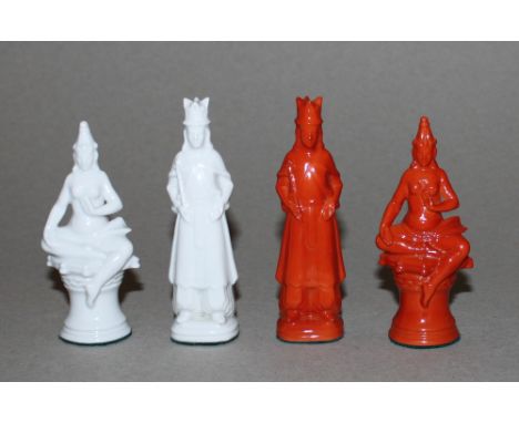 Asien. Schachfiguren aus Porzellan, zum Teil in unterschiedlichen asiatischen Stilrichtungen. Eine Partei im rotbraunen Farbt