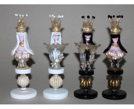 Europa. Italien. Schachfiguren aus Murano - Glas. Die eine Partei aus transparentem und weißen Glas mit Goldapplikationen, di