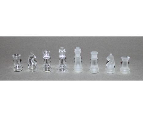 Europa. Schachspiel aus Glas mit Schachbrett. Eine Partei hell, die andere opak. Produktion um 1980. Höhe König 4,5 cm; Bauer