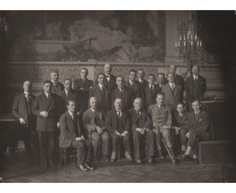 Foto. Baden – Baden 1925. Schwarzweißes Foto mit einer Aufnahme der Teilnehmer am Internationalen Schachturnier Baden – Baden
