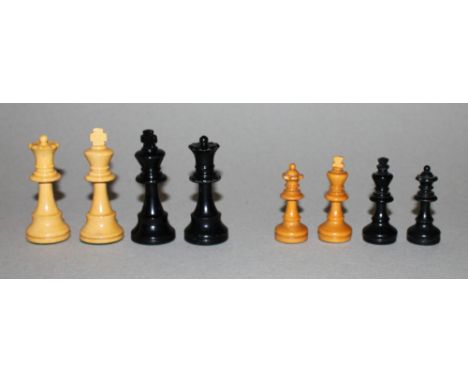 Europa. Deutschland. Schachfiguren aus Holz. Eine Partei in schwarz, die andere naturfarben. Produktion aus der zweiten Hälft