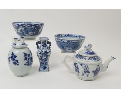 Chinese blue and white export wares, comprising lidded ovoid jar, Kangxi (1662-1722), with possibly a later cover, 11.5cm; mi