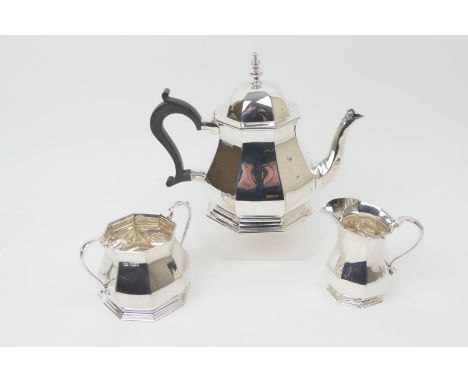 George V silver three piece tea service, by Roberts &amp; Belk, Sheffield 1923, in Queen Anne style with octagonal faceted pe