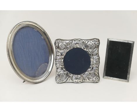 George V silver oval photograph frame, by Deakin &amp; Francis, Birmingham 1917, the aperture 18cm x 12.5cm, wooden backed; a