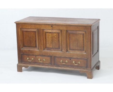 George III oak mule chest, circa 1800, crossbanded throughout with mahogany, the hinged top opening to an interior fitted wit