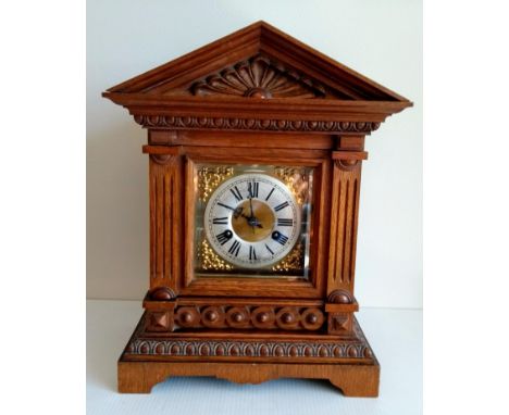 A Victorian oak-cased mantle clock by Junghans with arched pediment, in working order, 40 x 29 cm 