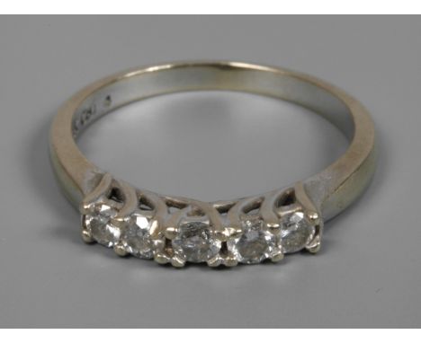 Damenring mit BrillantenEnde 20. Jh., Weißgold gestempelt 14 K = 585/1000, besetzt mit fünf Brillanten von zusammen ca. 0,4 c