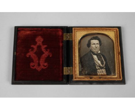Daguerreotypie2. Hälfte 19. Jh., ungemarkt, Portrait eines Herren im Halbprofil, im mit Samt ausgekleideten Etui gefasst, gut