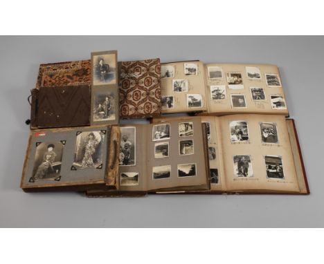 Konvolut Fotoalben Japan1900 bis 1950, acht Alben, mit historischen Portrait- und Familienaufnahmen, meist handschriftlich an