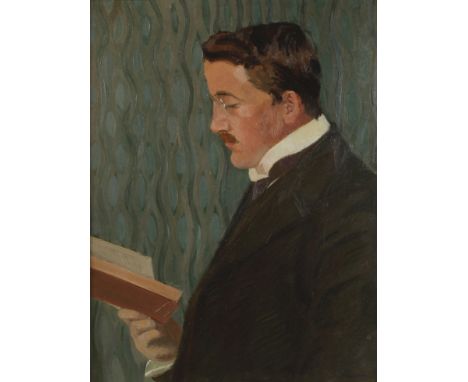 Lesender im JugendstilinterieurPortrait eines jungen, elegant gekleideten Herrn mit Kneifer, bei der Lektüre eines Buches im 