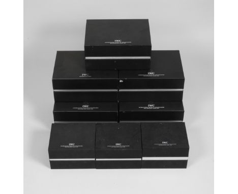 Konvolut Marken-Uhrenetuisum 2000, 8 Stück der Firma IWC, 5 Stück in schwarzem Leder, 3 Stück aus schwarzem Kunststoff, tlw. 