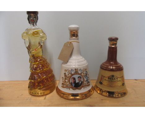 1 Bell's Whisky decanter for the marriage of Prince Andrew with Miss Sarah Ferguson, together with another 37.5cl Bell's deca