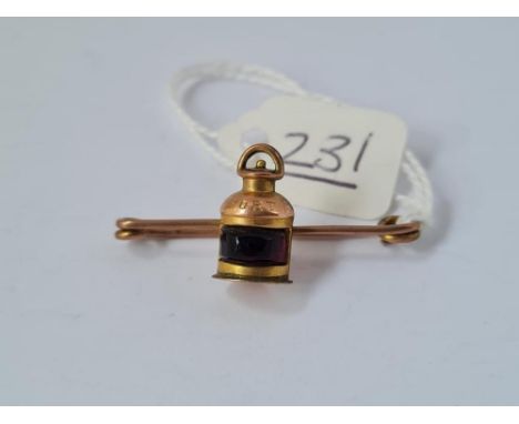 A small brooch in the form of a port lamp in 9ct - 2.8gms
