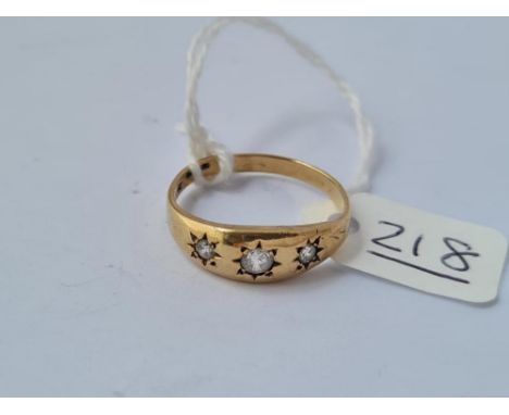 A three clear stone ring in 9ct - size S - 2.1gms