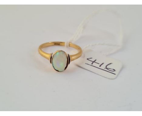 A solitaire opal ring set in 18ct gold - (opal chipped) - size O - 3gms