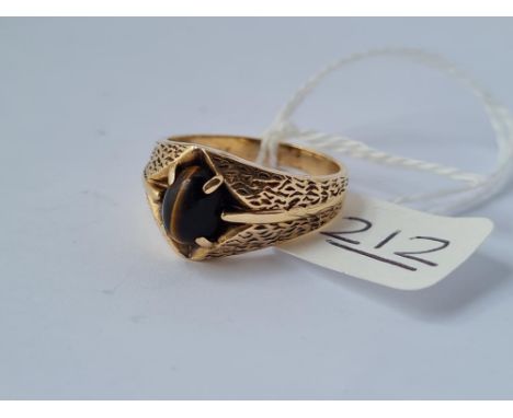 A tigers eye ring in 10ct gold - size P - 4.9gms