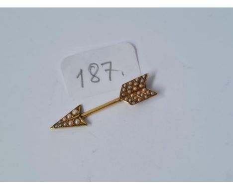 A gold &amp; pearl arrow pin - 1.3gms