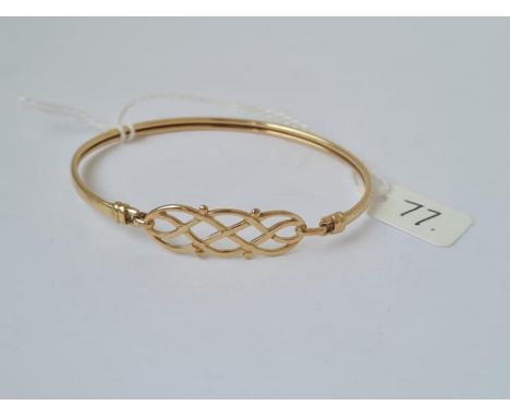 A Celtic design bangle in 9ct - 4.1gms