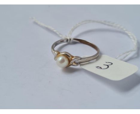 A pearl ring in 9ct - size P - 1.9gms