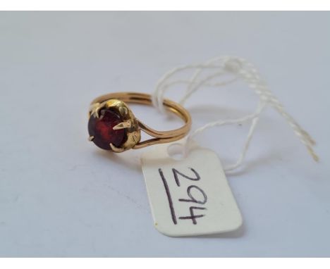 A solitaire garnet ring set in gold - size N - 2.2gms
